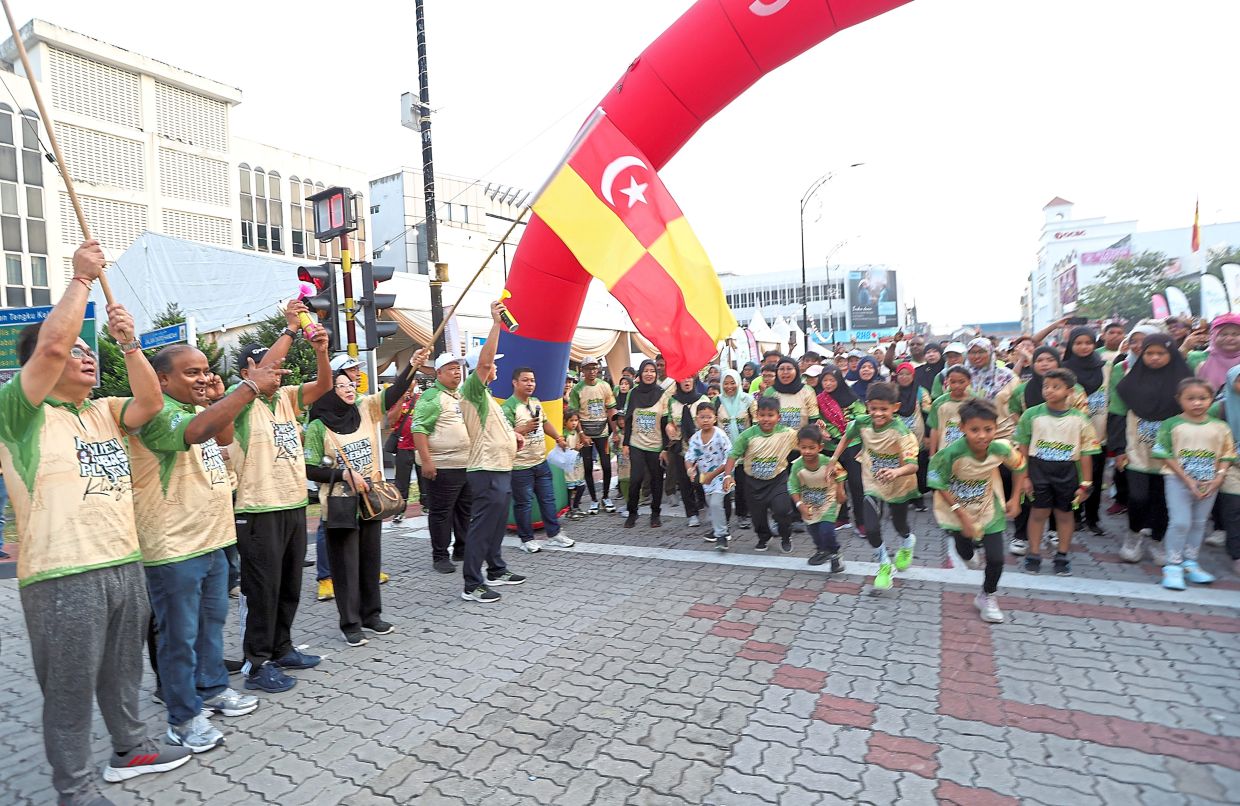 The 3km fun walk being flagged off at Laman Seni Safari in Klang during the Plastic-Free Campaign Series 2.