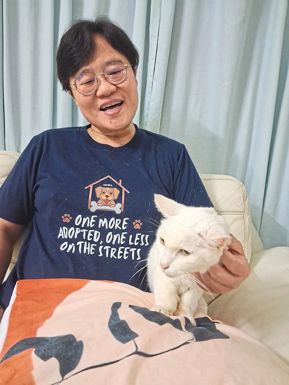 Choong with Cotton, a 17-year-old former stray.