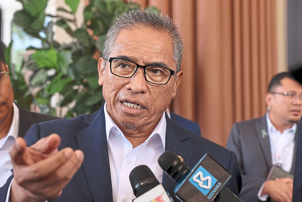 Civil servants urged to fly the Jalur Gemilang at home, workplace