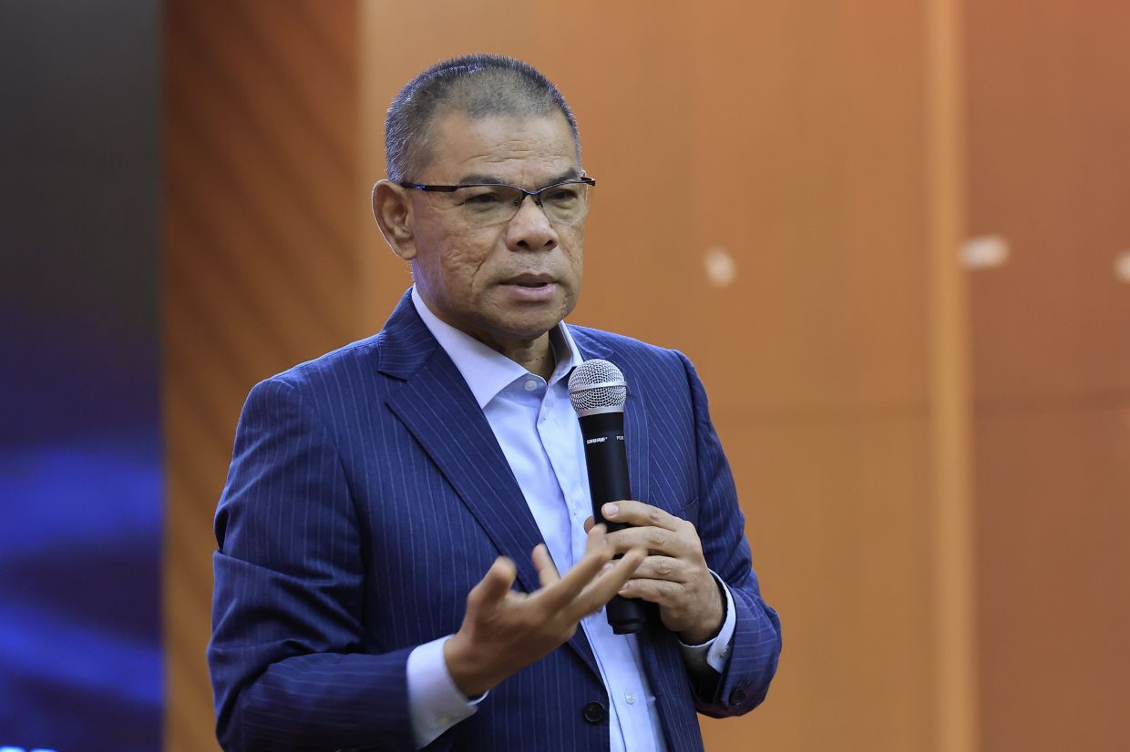 Saifuddin pledges &#039;full attention&#039; to welfare of slain cop&#039;s family