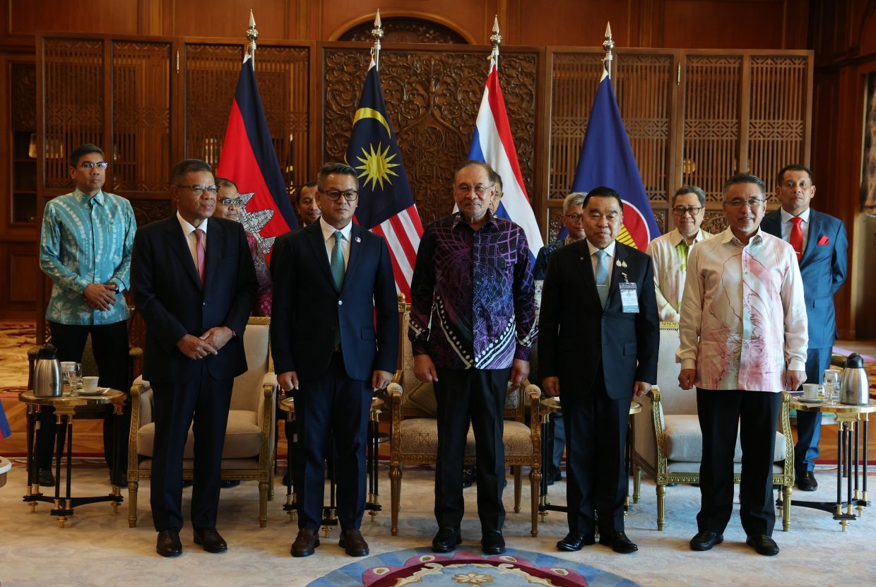 PUTRAJAYA,: Prime Minister Datuk Seri Anwar Ibrahim (centre) poses for a photo with Deputy Prime Minister and Minister of Defence of Cambodia, General Tea Seiha (second, left), and Thailand’s Acting Minister of Defence General Natthaphon Narkphanit (second, right) at the Perdana Putra Building. Also present were Home Minister Datuk Seri Saifuddin Nasution Ismail (left) and Deputy Defence Minister Adly Zahari (right).-- Photo: Bernama