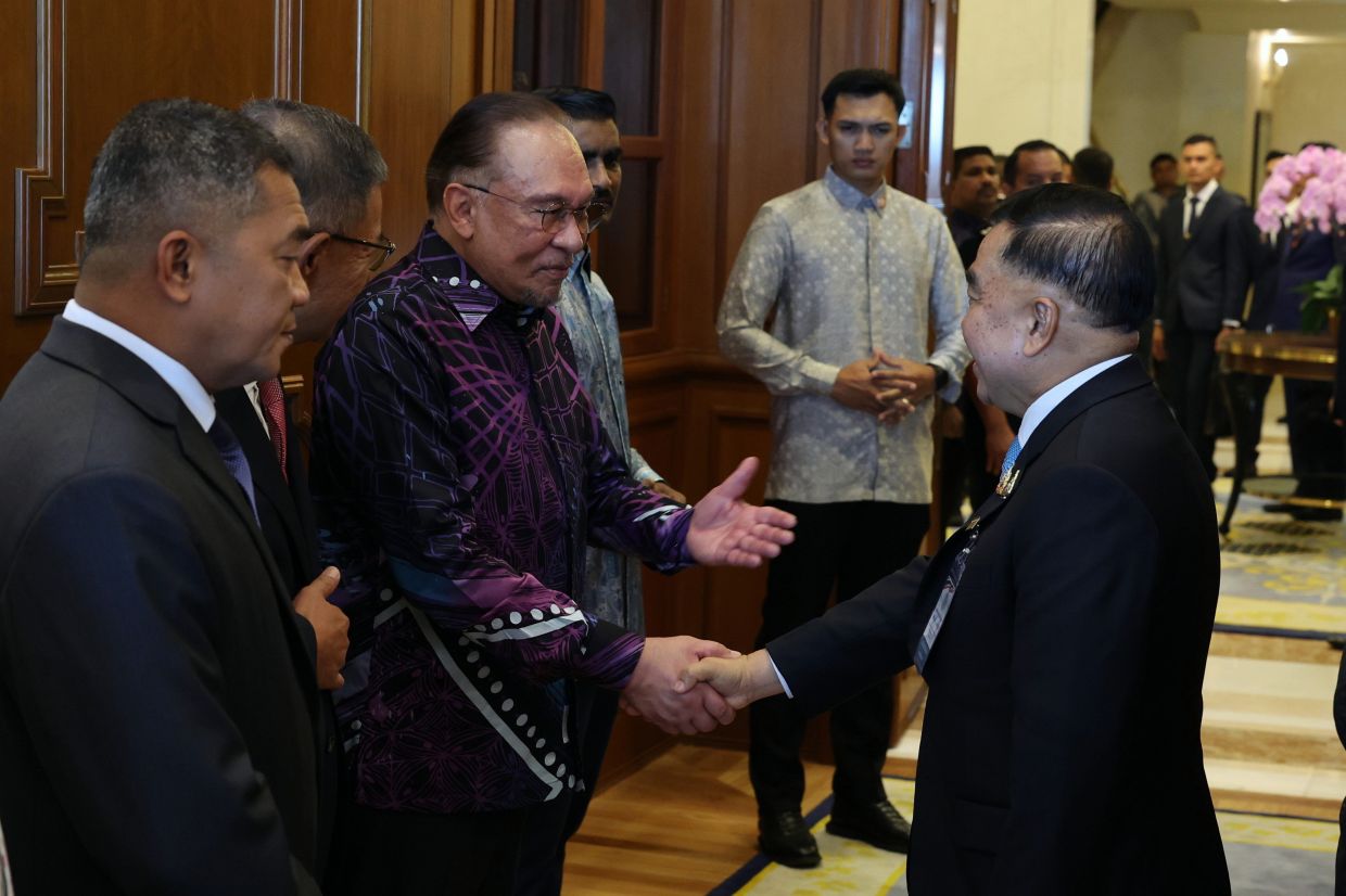 PUTRAJAYA: Prime Minister Datuk Seri Anwar Ibrahim (third, left) speaks with Thailand's Acting Minister of Defence, General Natthaphon Narkphanit (right), during a courtesy visit by the Defence Ministers of Cambodia and Thailand at the Perdana Putra Building. -- Photo: Bernama