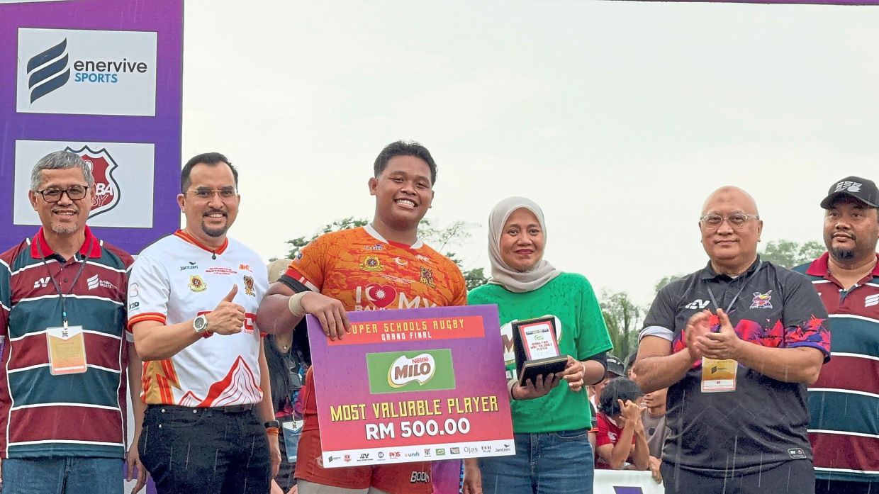 MRSM BP’s Firdaus (centre) receiving the Most Valuable Player award from organisers after the final.