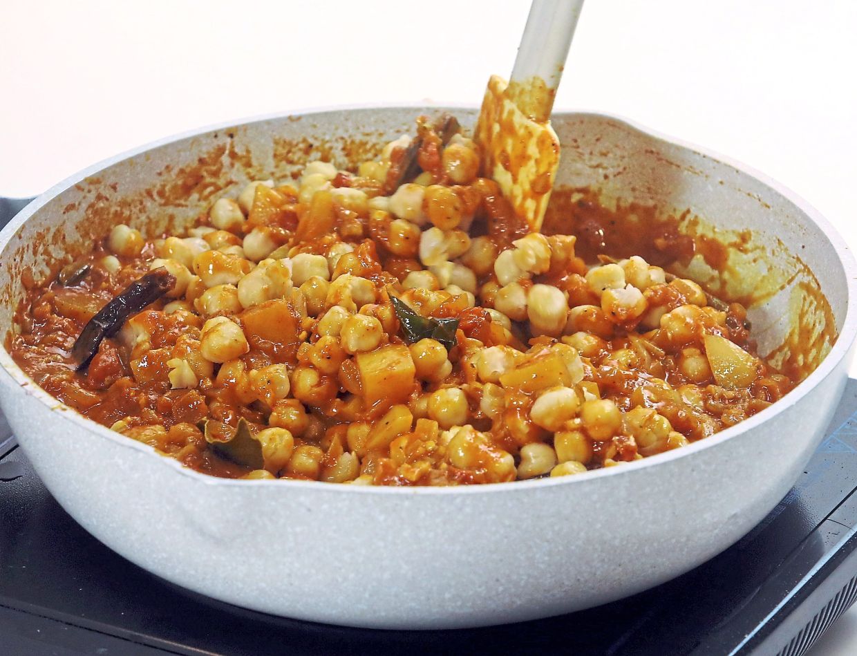 Stir the chickpeas together with the curry masala paste.