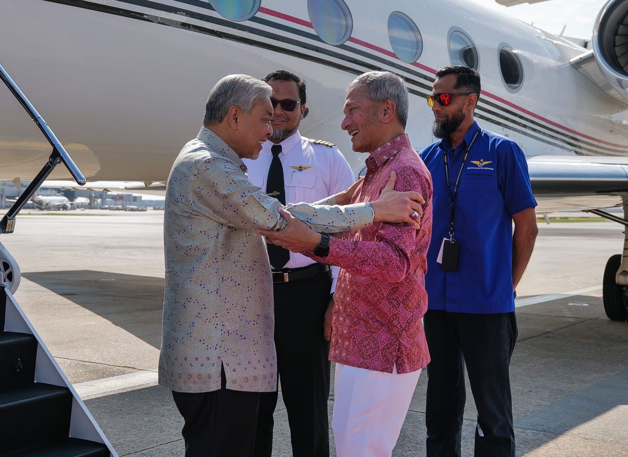 SINGAPORE, Saturday, Aug 9: Deputy Prime Minister Datuk Seri Dr Ahmad Zahid Hamidi is welcomed by Singapore’s Minister for Foreign Affairs Dr Vivian Balakrishnan upon arrival in Singapore for a two-day working visit and to represent the Malaysian Government at Singapore’s 2025 National Day Parade this evening. -- Photo: Bernama
