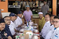 Anwar visits Amir Raja Lawak, presents donation