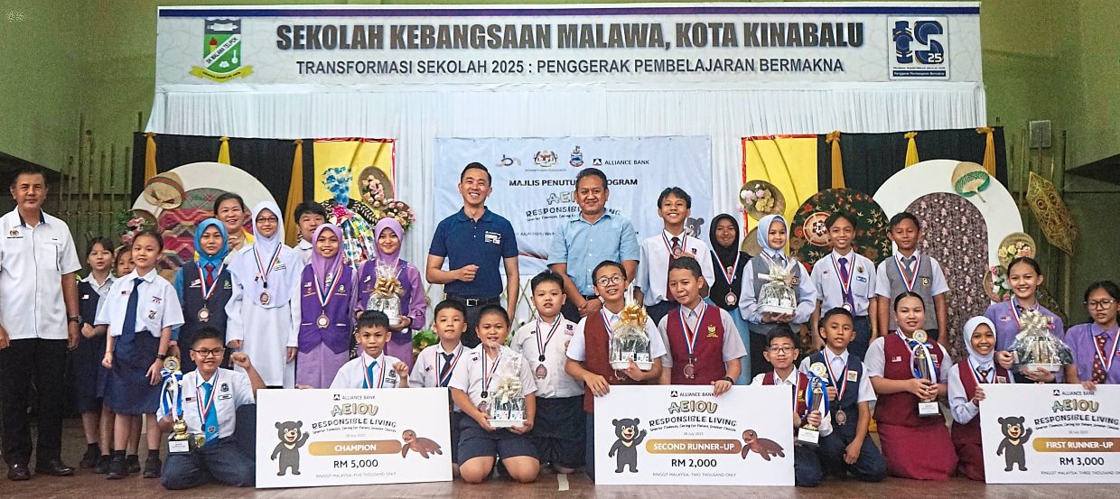 Good job: Sum and Deputy Sabah State Treasurer (Development) Hamdan Hamzani with the winners.