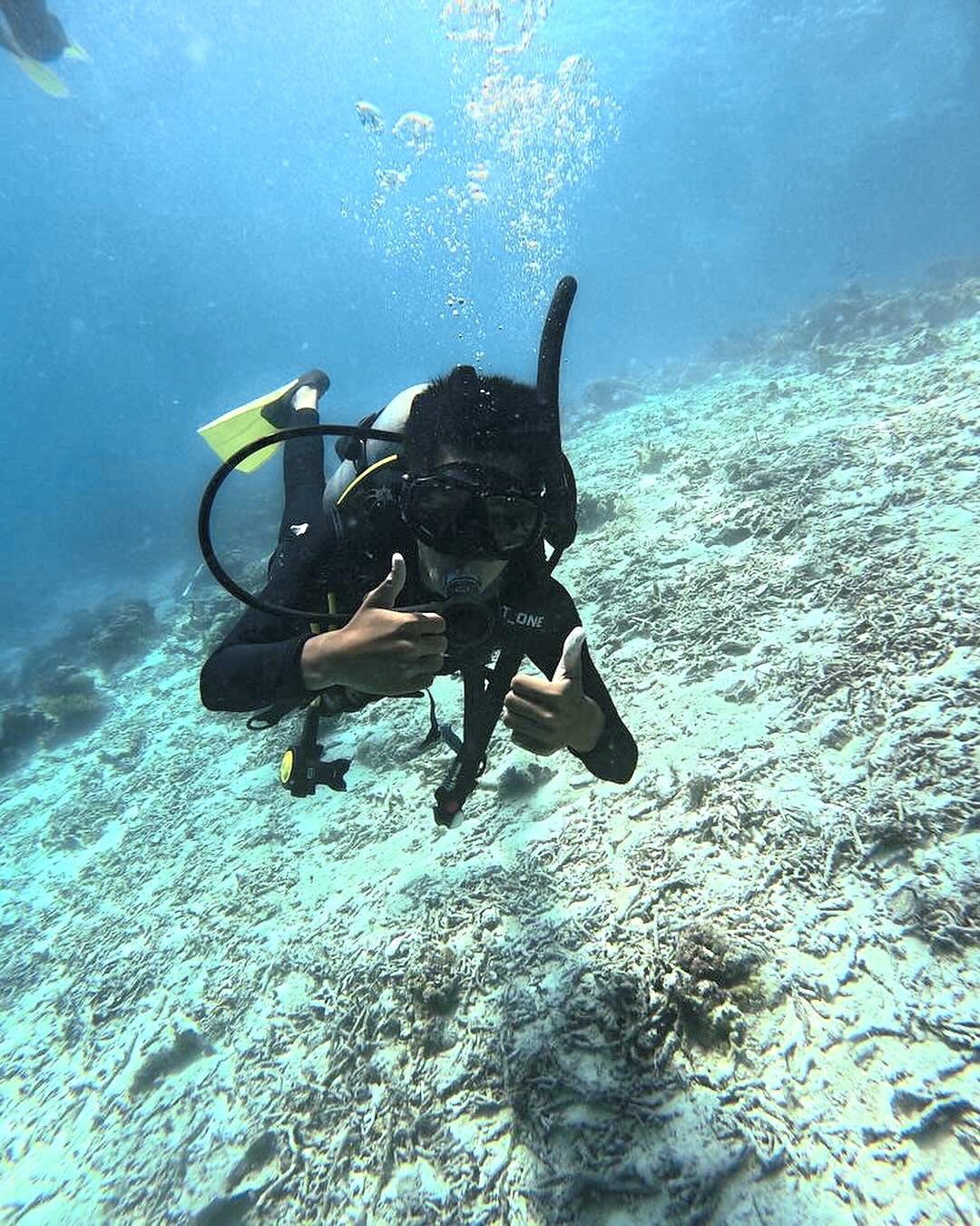 Empowering youth: A student at Iskul taking on the Open Water diving test in Pulau Mabul; and (below) the Iskul team commemorating the end of the Pesta Bulan Paluwak, an environmental and cultural festival. — Photos courtesy of Iskul