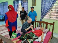 Dr Wee, Wanita Umno check on injured, ill constituents in Semarang