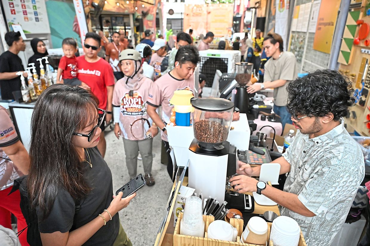 Coffee vendors busy serving customers at the alleyway of Jalan Negara Kita.