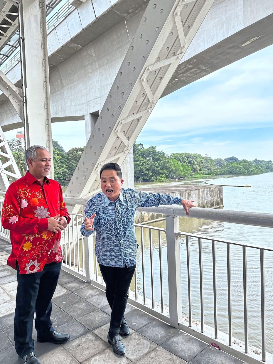 Ng (right) talking about placemaking with Abd Hamid during a site visit to Jambatan Kota.