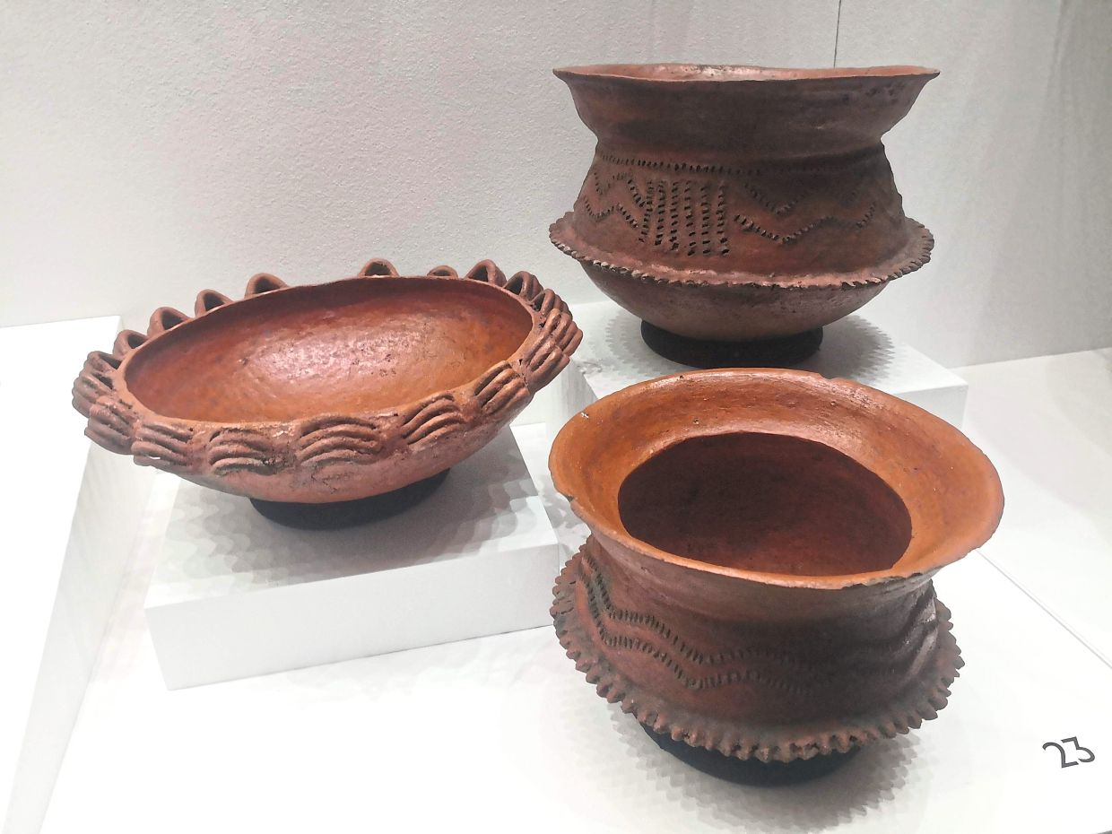 The Queensland Museum features exhibits that showcase Aboriginal culinary ware. Smoke billows from the firestick after a few well-timed puffs of breath.