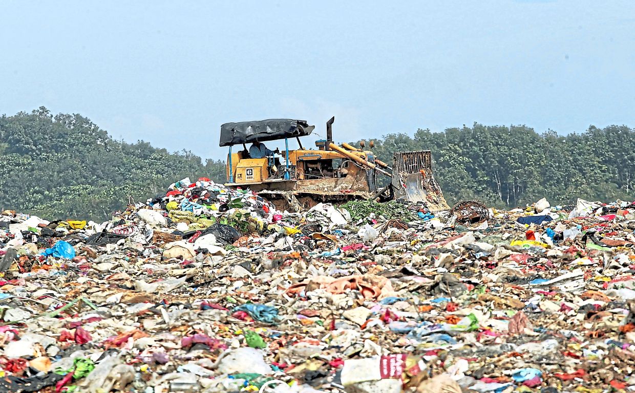 The Bukit Tagar landfill in Hulu Selangor. — AZMAN GHANI/The Star