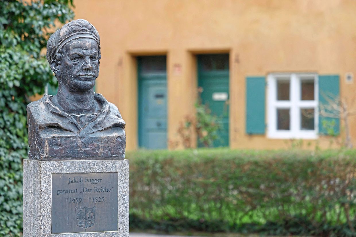 A bronze bust of the entrepreneur and banker Fugger.