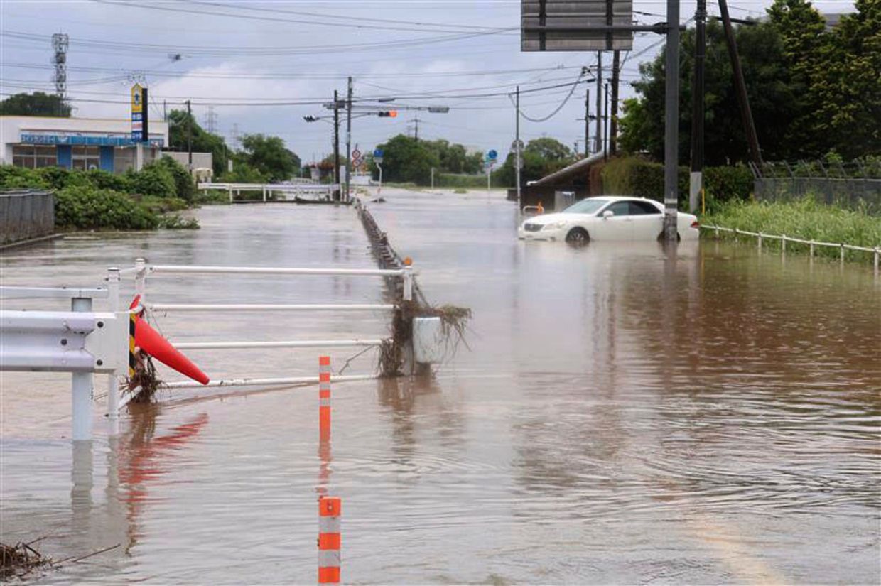 Močno deževje na jugu Japonske povzročilo poplave, zemeljske plazove in motnje v prometu