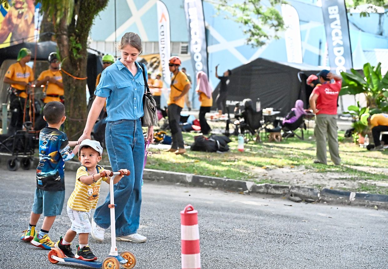 Visitors young and old enjoying the three-day outdoor expo at Kelana Jaya Sports Complex, which includes adventure showcases and a variety of adrenaline-inducing activities such as ziplining