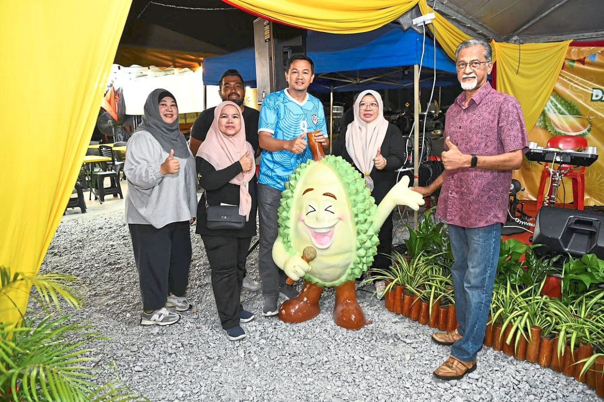 Subang Jaya deputy mayor Mohd Zulkurnain Che Ali (centre) and MBSJ councillor for Zone 1 Balachandran Naicker (right) at the launch of Durian Hub@Subang Jaya at Dataran Millennium SS13, Subang Jaya.