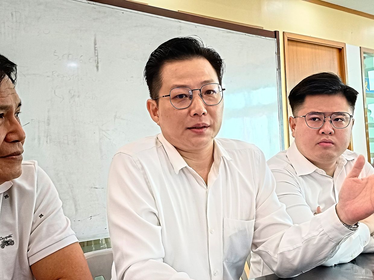 Puchong MCA Public Complaints Bureau head Ivan Tan (Centre).