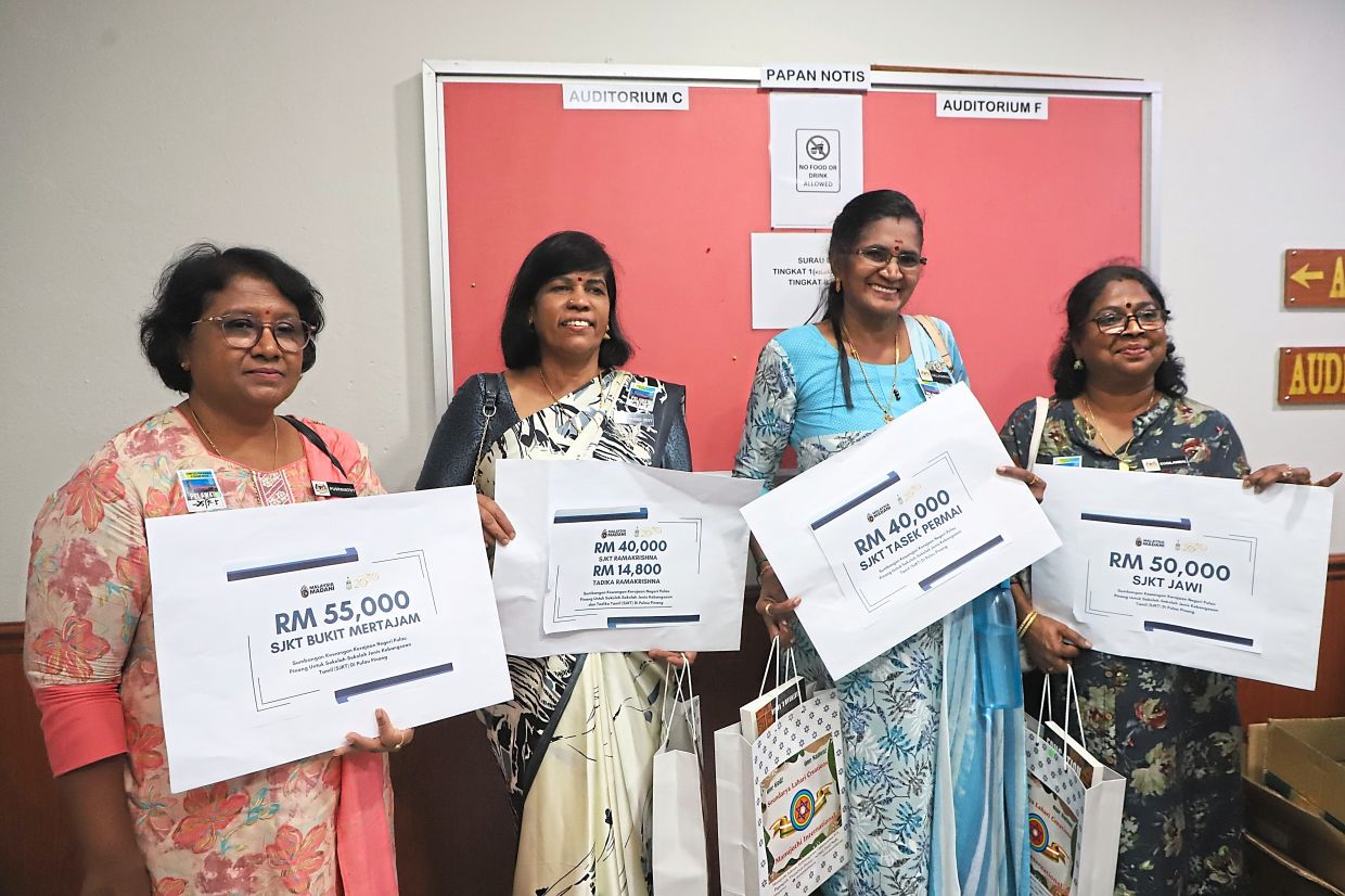Tamil school representatives after receiving their contribution from the state government.