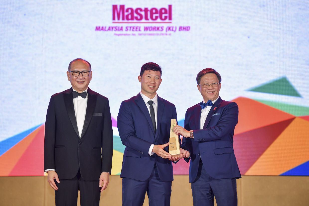 Honoured for innovation: Masteel liaison officer Brian Tai, representing Masteel executive vice chairman Datuk Seri Tai Hean Leng, accepting the Gold Award for Innovative Partnership from Chan, with Tan (left) in attendance at The Star’s ESG Positive Impact Awards 2024.