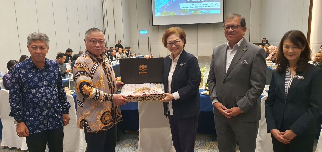 Tourism, Arts and Culture (MOTAC) Minister Datuk SeriTiong King Sing (second from left) presenting a souvenir to to his Sabah tourism counterpart Datuk Seri Chritina Liew at the Tourism Coordination Meeting on Tourism with Federal and State agencies in Kota Kinabalu on Tuesday (Aug 12).