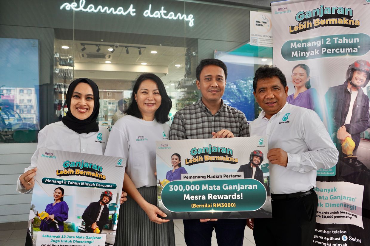 The First Prize winner earned 300,000 Mesra Rewards points after fueling with RM45 or more at a PETRONAS station.