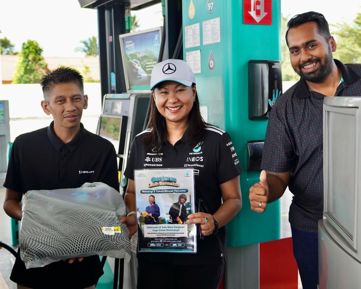 Azureen (centre) is rewarding a motorcyclist, as part of the campaign – a nationwide initiative that celebrates customer loyalty with instant rewards, Mesra points and more at participating PETRONAS stations.