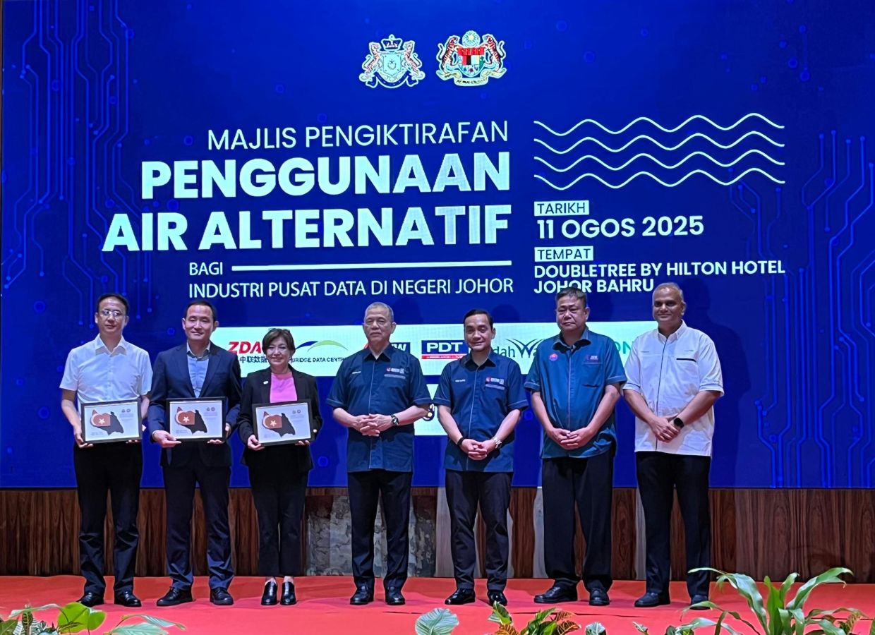 (From left) ZDATA Group vice president Ma Chao, Bridge Data Centres Malaysia IV Sdn Bhd president Eric Fan, DayOne Data Centres Malaysia Sdn Bhd CEO Jamie Khoo, Energy Transition and Water Transformation Minister Datuk Sri Fadillah Haji Yusof, Johor Chief Minister Datuk Onn Hafiz Ghazi, JSW CEO Abdul Rashid Ismail and IWK CEO Narendran Maniam.