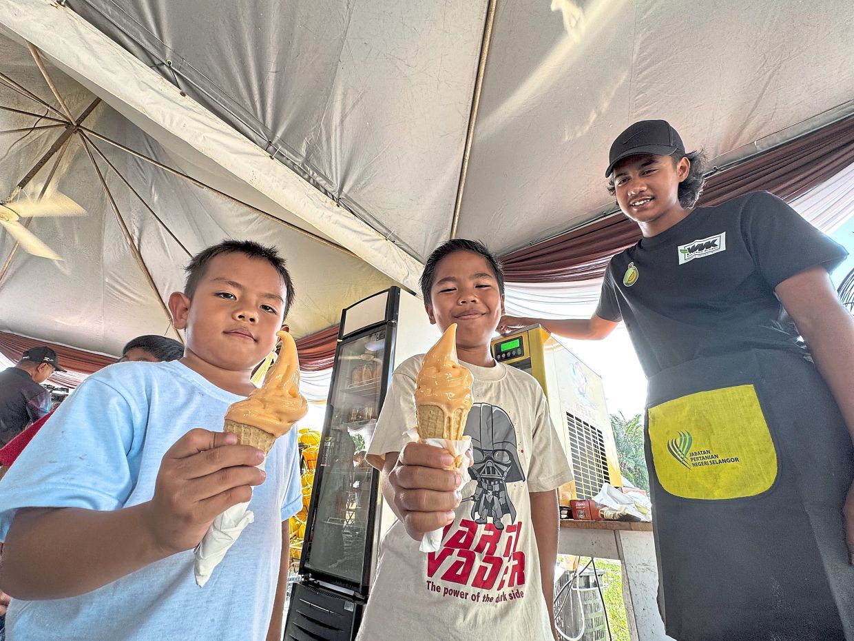 Children enjoying melon ice-cream during ‘Kuala Langat Melon Day’. 