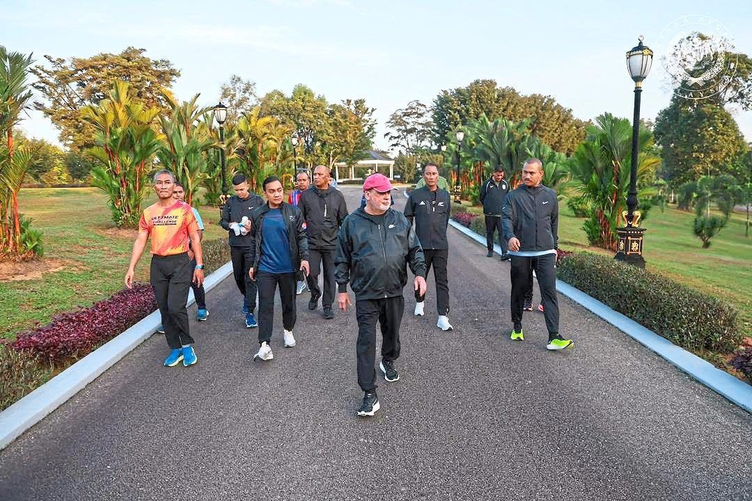 Sultan Ibrahim (front) accompanied by Onn Hafiz (second from left) taking a stroll around the garden.