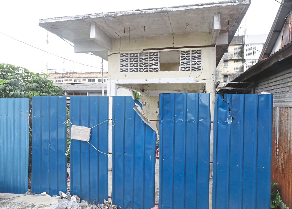 Pasar Awam SK10 in Jalan SK10/3 in Seri Kembangan, Selangor, is still being cordoned off without any redevelopment over the last two years.