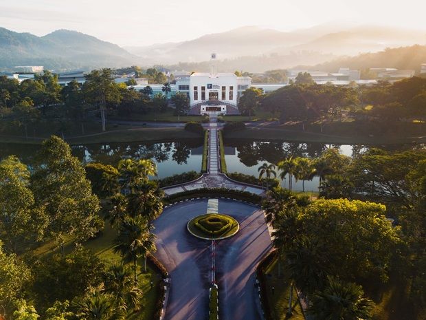 The University of Nottingham Malaysia is situated on a 48-hectare campus in Semenyih, just 45 minutes from Kuala Lumpur's city centre and offers world-class UK education in a vibrant Malaysian setting.