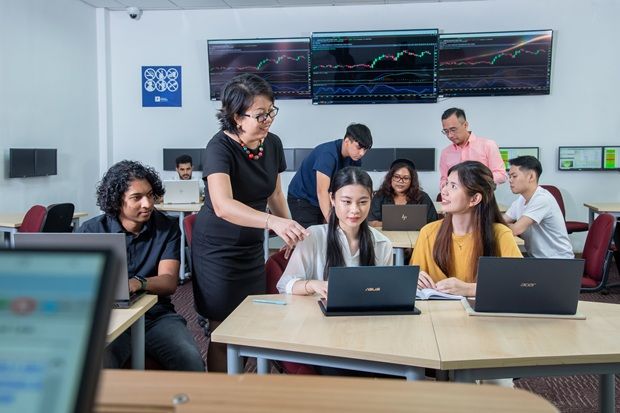 At UNM, students learn from academics who are also active researchers, engaging in hands-on projects, open dialogue and collaborative problem-solving in well-equipped labs that turn ideas into practical solutions.