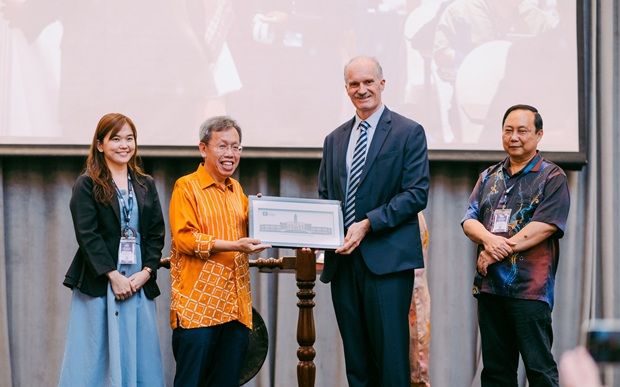 The International Cancer Research Symposium 2025 brought together global experts, underscoring UNM’s role as a hub for ideas, talent, and action that shape the future of cancer research across borders. (Second from left) Datuk Amar Professor Dr Sim Kui Hian, Sarawak Deputy Premier and Public Health, Housing and Local Government Minister, receives a token from Prof David FitzPatrick (second from right).