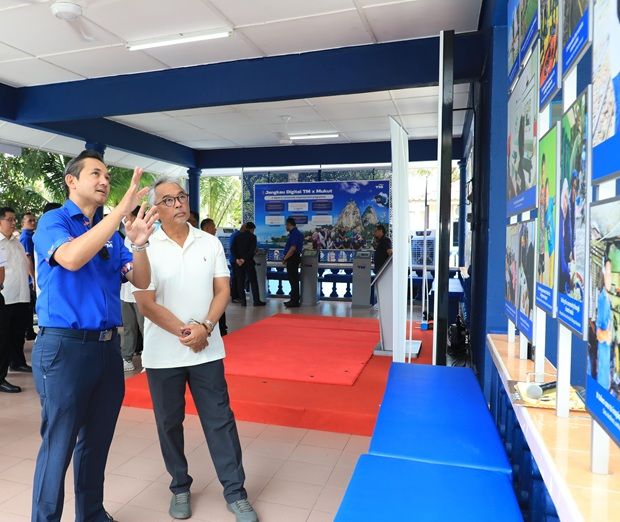 Amar explaining TM’s key community and sustainability initiatives in Kampung Mukut as part of the Jangkau Digital TM programme to Al-Sultan Abdullah.