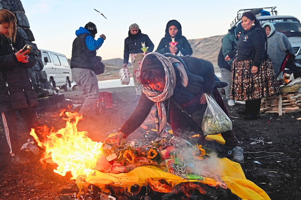 A believer arranging an offering during the ritual on La Cumbre.