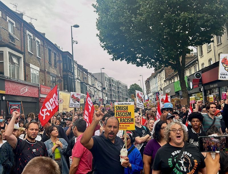 Propalestinski aktivisti leto dni v zaporu brez sojenja, protesti proti novačenju v Izraelu.