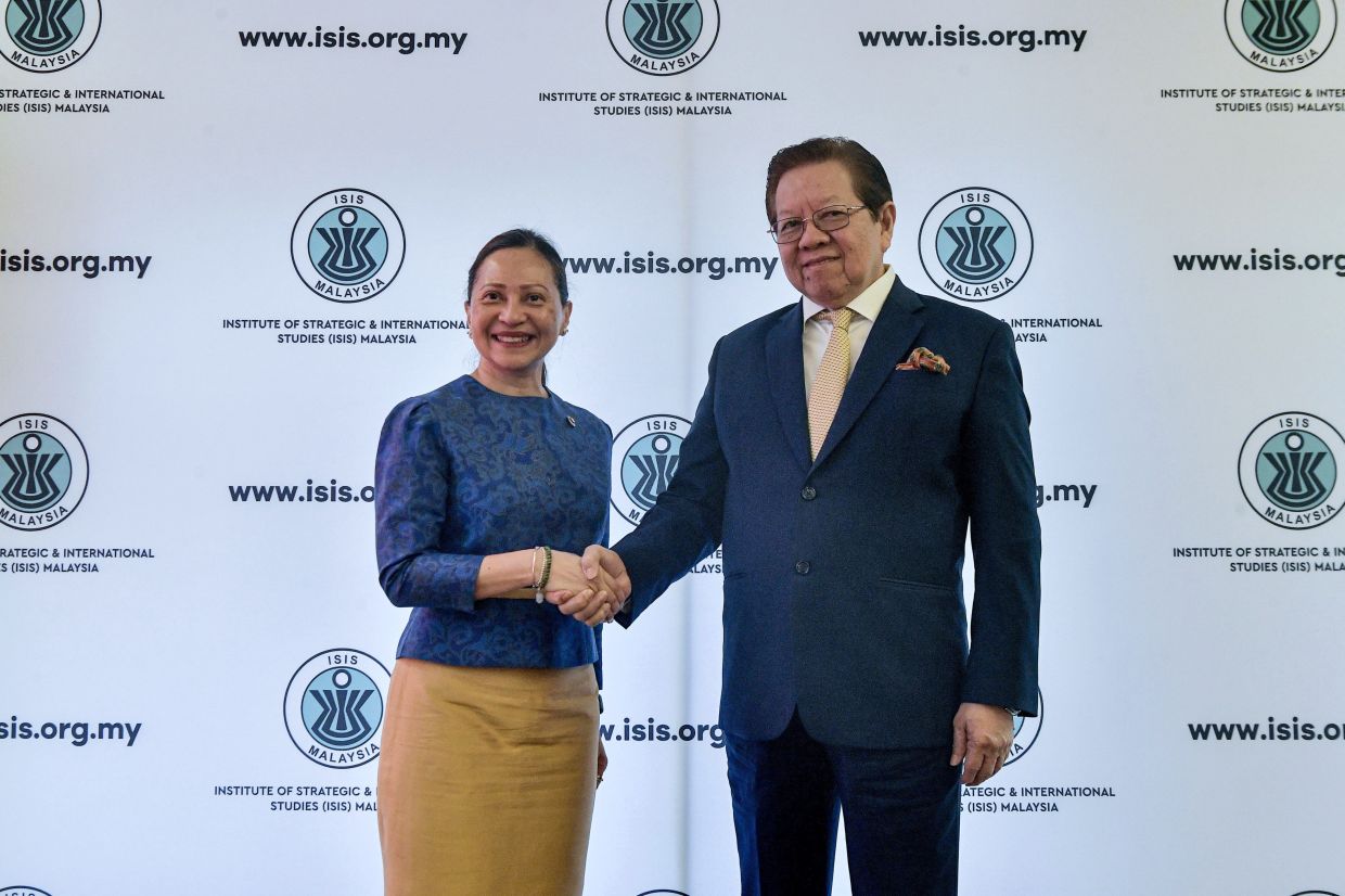 KUALA LUMPUR, Friday, Aug 15: Chairman of the Institute of Strategic and International Studies (ISIS) Malaysia, Datuk Prof Dr Mohd Faiz Abdullah, and Thailand’s Ambassador to Malaysia, Lada Phumas (left), shake hands during the Thailand-Malaysia Strategic Dialogue at ISIS Malaysia today. -- Photo: Bernama