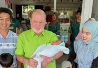 Sultan Ibrahim mingles with public during breakfast stop at Dusun Panti R&R