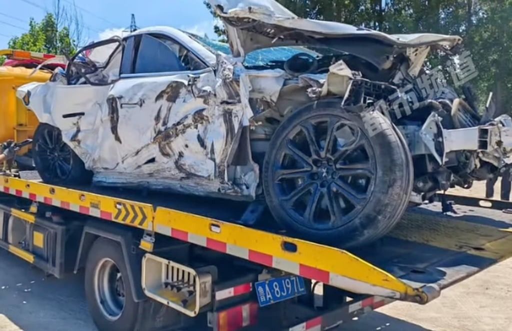 Even the responding traffic police remarked on the miracle of their survival, considering the extent of the car’s damage. - Photo: Facebook