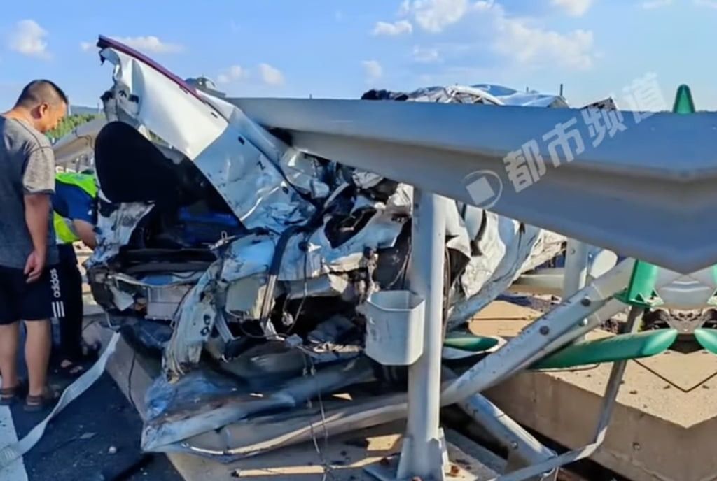 Despite Ma’s quick reaction to brake, they could not avoid a collision, ending up squeezed against the highway’s median barrier. - Photo: Facebook