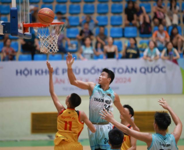 Two student volleyball teams compete at the National Phu Dong Sports Competition, an event aimed at promoting school sports. - Photo: VNA/VNS