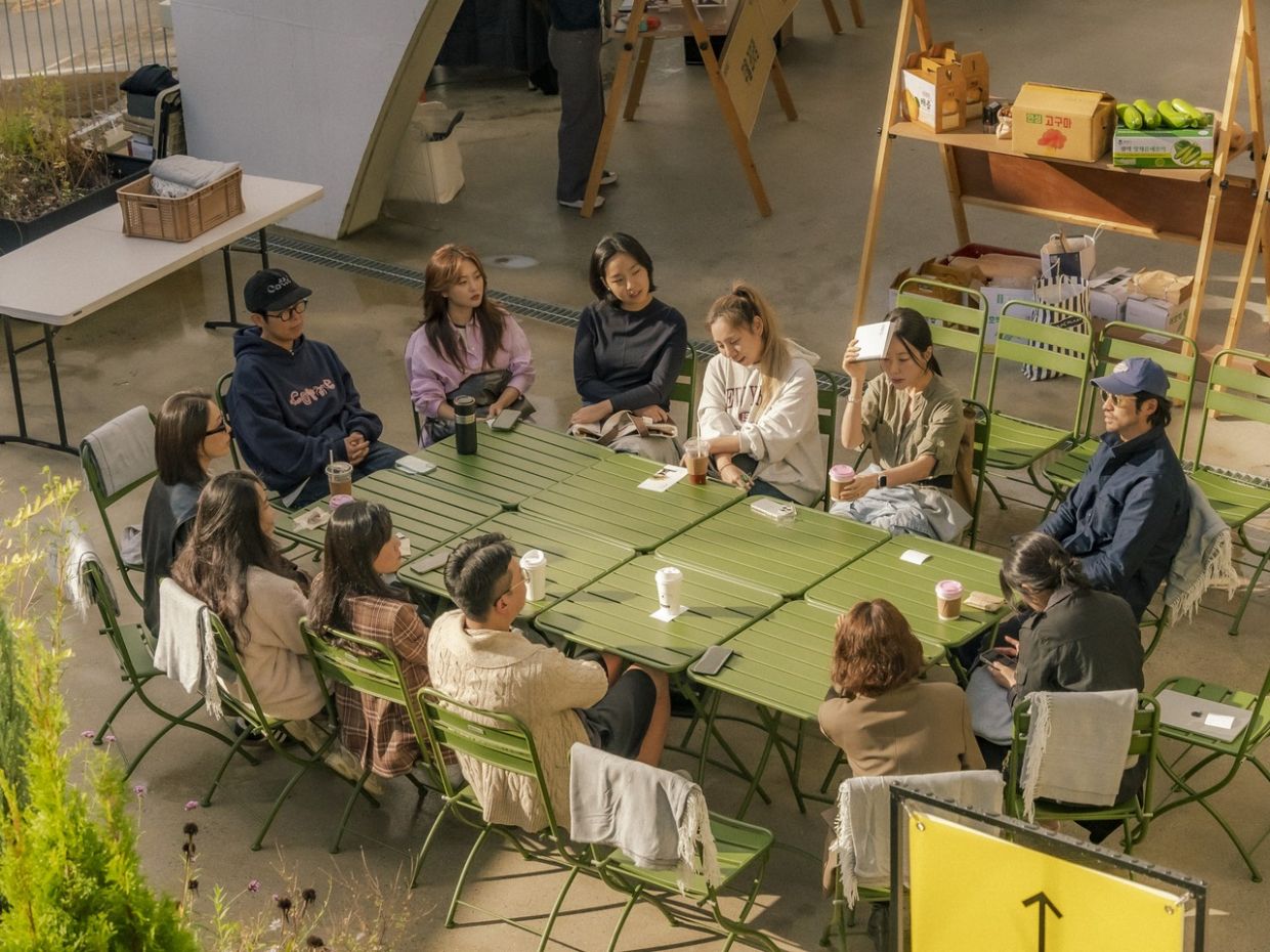 Park Jae-hyun (right), founder of Seoul Morning Coffee Club, talks to participants at a coffee chat. - Photo: SMCC