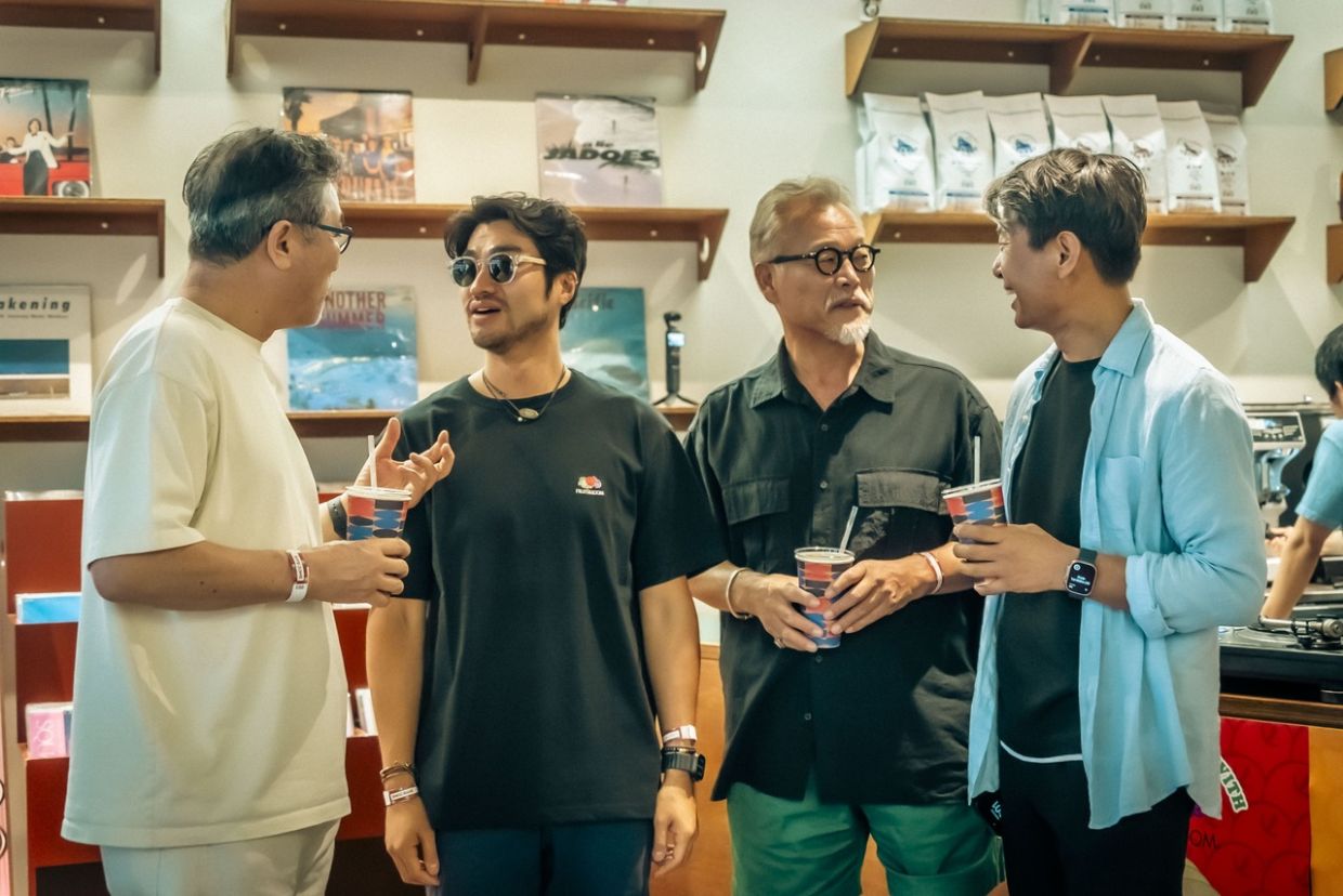 Park Jae-hyun (second from the left), founder of Seoul Morning Coffee Club, talks to participants from an elders' community, The New Grey, at the Morning Rave. - Photo: Kim Keun Young/ SMCC