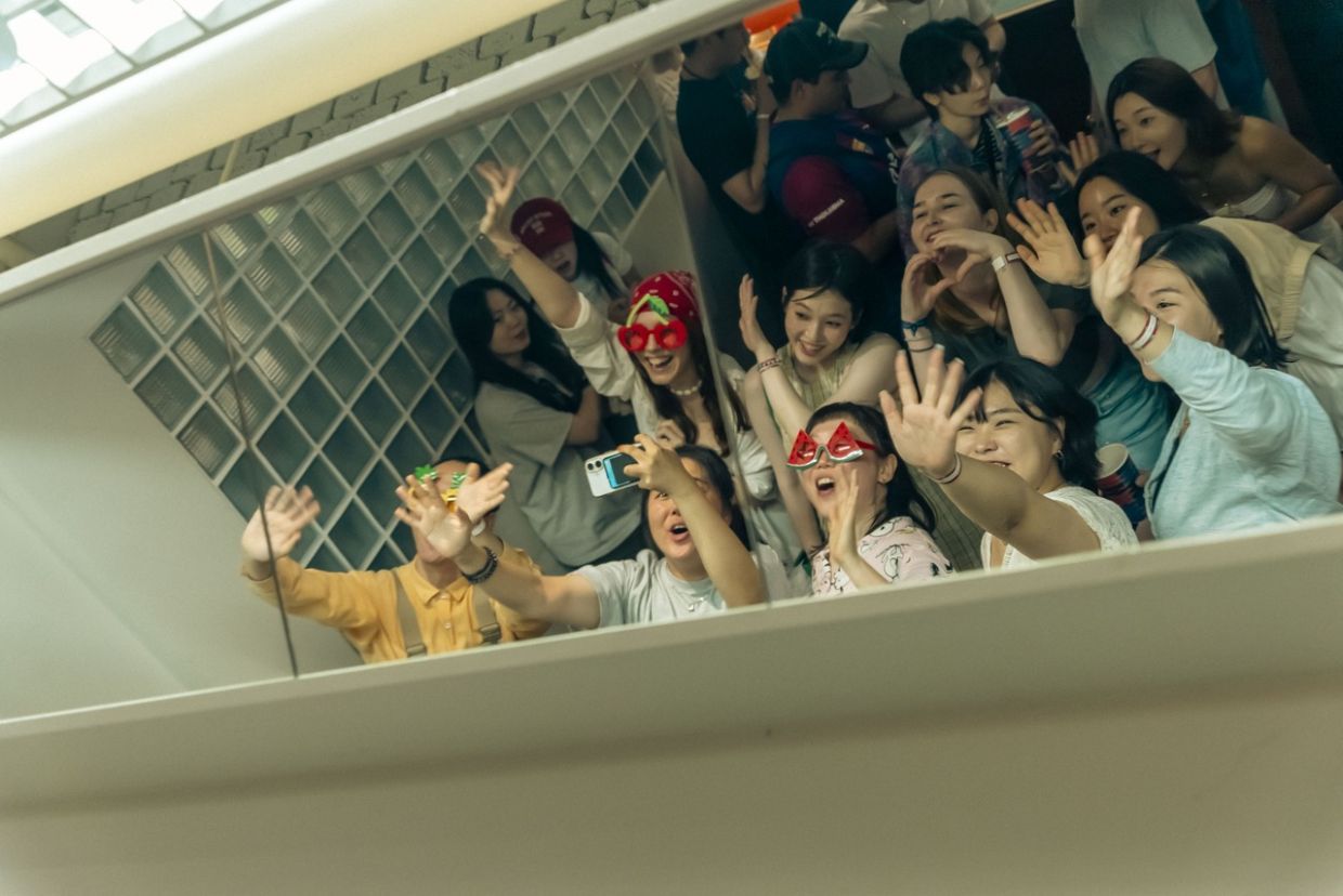 Participants take pictures, enjoying SMCC's Morning Rave. - Photo: Kim Keun Young/ SMCC