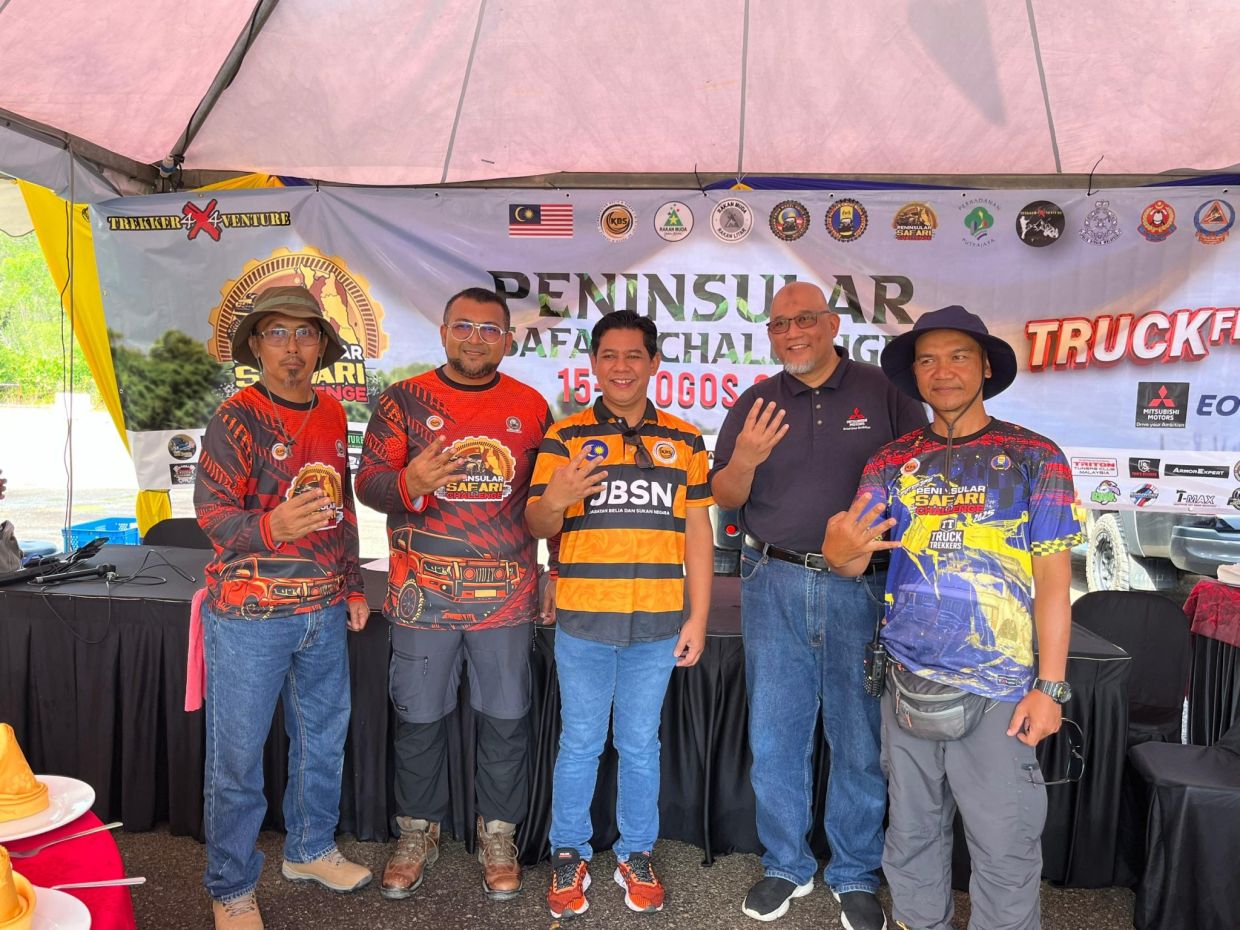 From left: Mohd Zaini Mohd Noh (President, Putrajaya Four-Wheel Drive Association), Mohd Khairol Nizam Mohd Ibrahim Khan (President, MFWDA), Sabran Abd Bahar (Director, Federal Territory Department of Youth and Sports), Ilham Helmi Izzat (Chief Operation Officer, Mitsubishi Motors Malaysia), M. Nizam Abdullah @ TENGAS (President, Trekker X Venture).