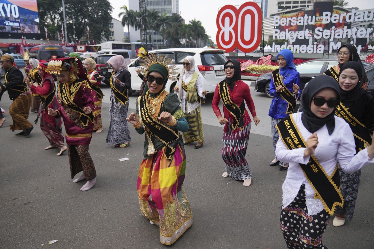 Dancers in traditional dresses perform during a celebration of the 80th anniversary of Indonesia's independence at the main business district in Jakarta, Indonesia, Sunday, Aug. 17, 2025. - Photo: AP 