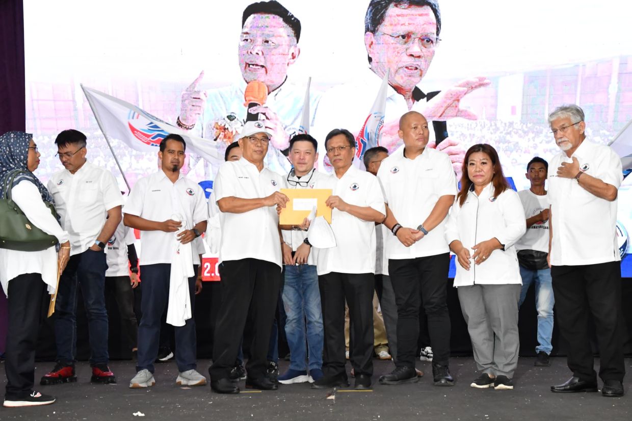 Parti Warisan president Datuk Seri Shafie Apdal (fourth right) receiving membership forms from former Parti Gagasan Rakyat Sabah and Sabah STAR members at a gathering in Kudat on Sunday (Aug 17).