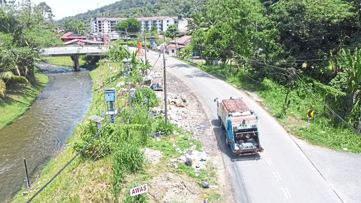 In Batu 18, the overflow of rubbish at the dump site right next to the Sungai Langat.