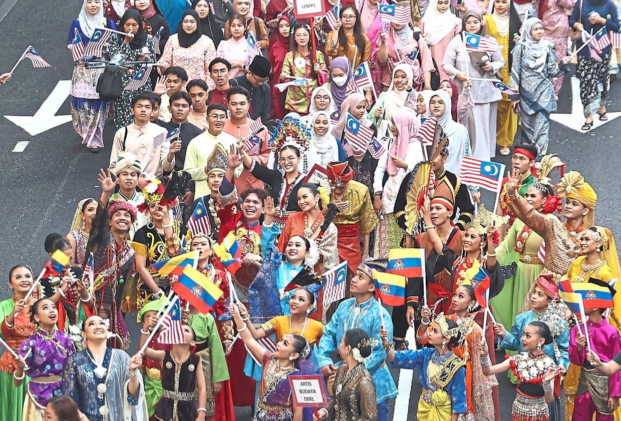 The colourful Asean Cultural Paradeincluded DBKL dancers highlighting Malaysia’s multi-cultural makeup.